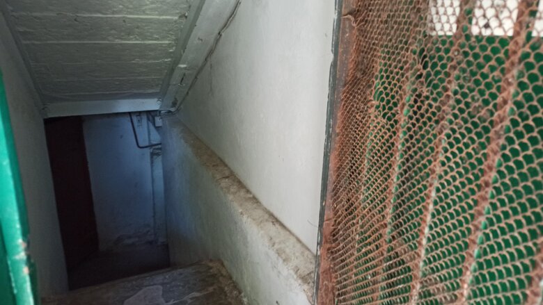 Зачинені двері, кодові замки та записки з телефонними номерами: як потрапити до укриттів у Києві 13