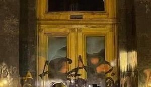 Срочный ремонт разрисованных дверей в Офисе Зеленского в обход тендера обошелся в 235 тысяч