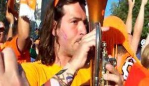 Голландский болельщик в центре Харькова исполняет гимн Украины на трубе. + ВИДЕО.