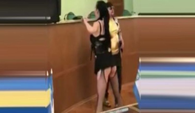 Концерт з еротичним шоу в сесійній залі Херсонської облради на 8 Березня: "Моя ти люба бебі, не можу я без тебе". ВIДЕО