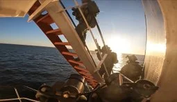 Пограничники Финляндии показали, как брали на абордаж судно, плывшее из России