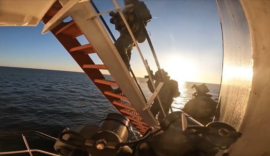 Пограничники Финляндии показали, как брали на абордаж судно, плывшее из России