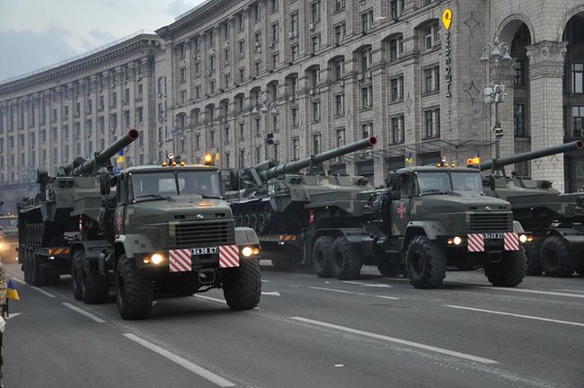 Від Точки-У до Джавелінів: вражаючі кадри 250 одиниць бойової техніки на Хрещатику 43