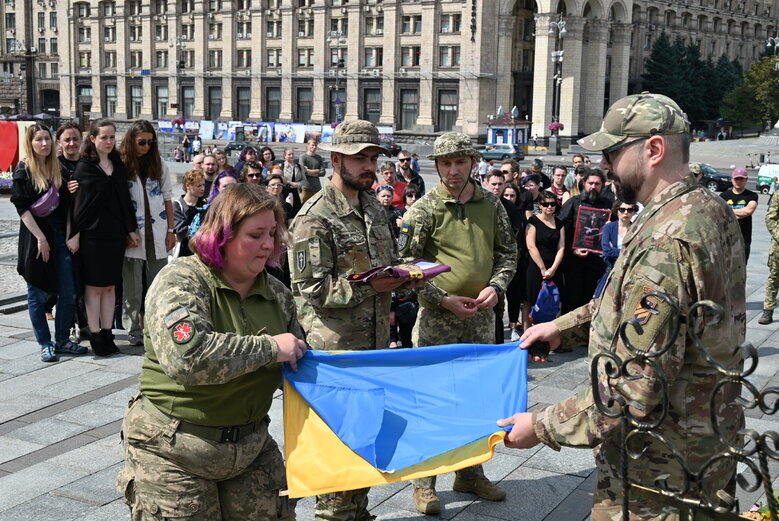 На київському Майдані попрощалися із бойовим медиком Дар’єю Філіп’євою (Блискавкою), яка загинула на фронті 11