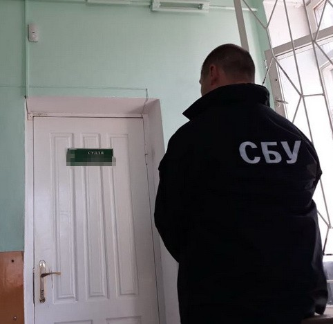 СБУ поймала на взятке в 20 тыс. грн и.о. председателя суда в Винницкой области 01