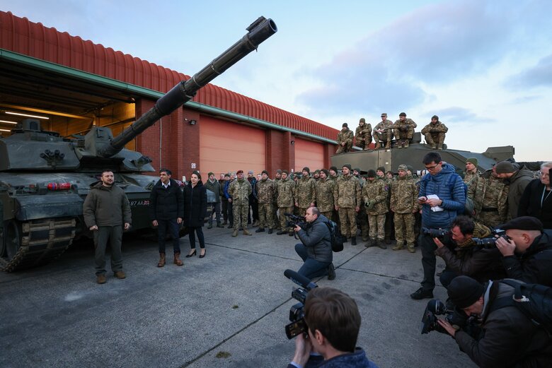 Zelenskyi and Sunak visit Ukrainian military training to drive Challenger 2 tanks 05
