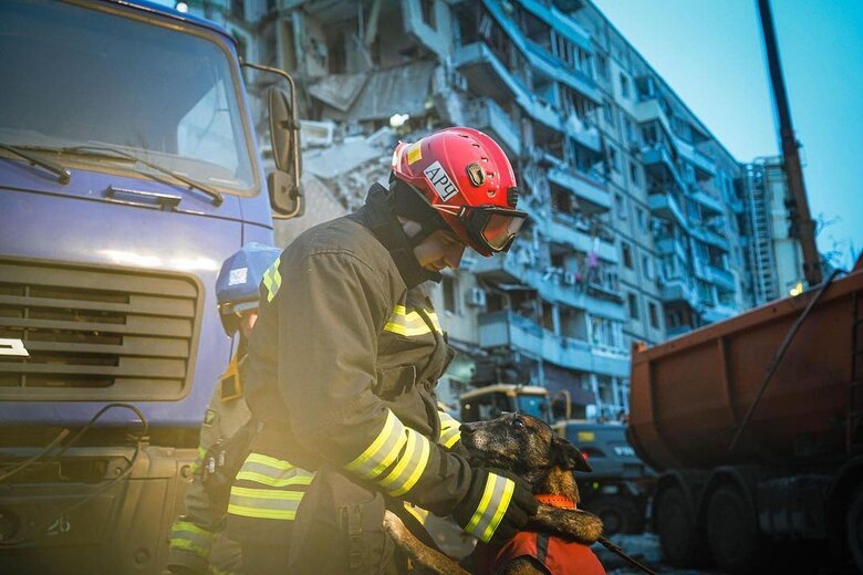 Внаслідок удару росіян по Дніпру загинули 25 осіб, наразі розшукують 43 людини, - Зеленський 04