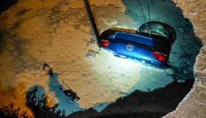 Автомобиль во время движения провалился под землю в Одессе, - ГСЧС. ФОТО