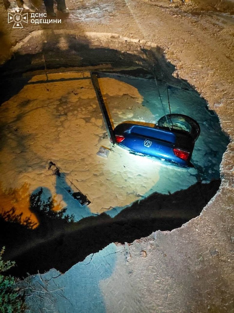 In Odesa, a Volkswagen fell through the ground whilst driving