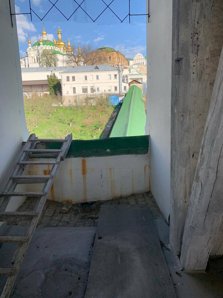 Комісія Мінкульту виявила чергові пошкодження об’єктів культурної спадщини у Лаврі 06