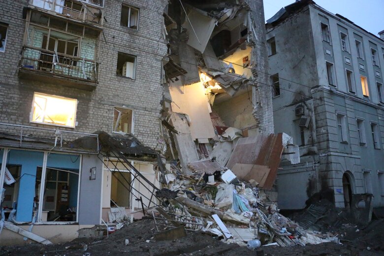 As result of Russian missile hitting residential building in Kharkiv, entrance was completely destroyed 01 As result of Russian missile hitting residential building in Kharkiv, entrance was completely destroyed 01