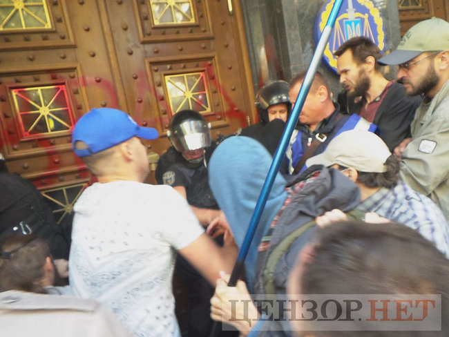 Під час мітингу під ГПУ проти екстрадиції в РФ Тумгоєва сталися сутички: мітингувальники бють вікна, їх у відповідь поливають водою зі шлангів 13