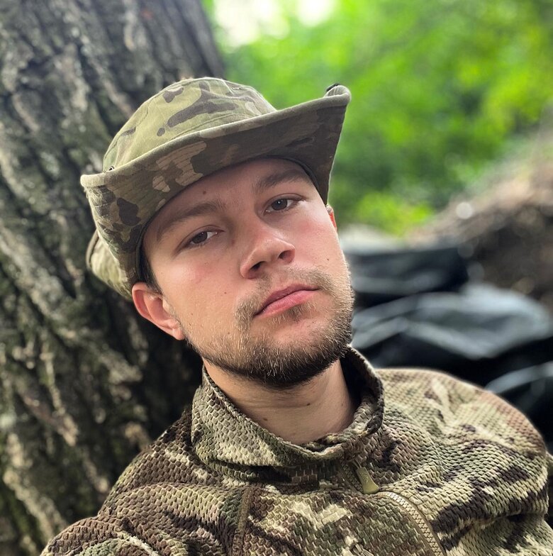 Сергій Гнезділов: Ідіть усі в армію! Тут дуже дивно, але чомусь нестрашно. Страшніше, коли виїжджаєш в якесь місто. Думаєш: Так, зараз ракети прилетять 04