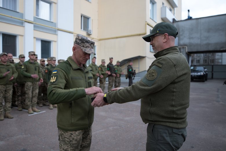 Резніков відвідав Чернігівщину та вручив нагороди захисникам 02