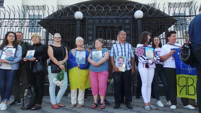Ilovaisk tragedy anniversary: relatives of fallen servicemen picketing Russian embassy in Kyiv 13
