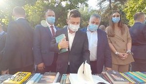 На книжковій виставці Зеленський проігнорував українські книжки і купив продукцію російського видавництва. ФОТО