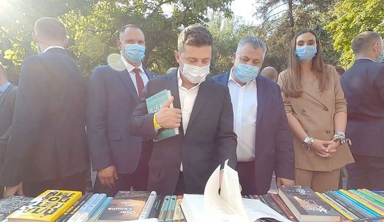 На книжковій виставці Зеленський проігнорував українські книжки і купив продукцію російського видавництва. ФОТО