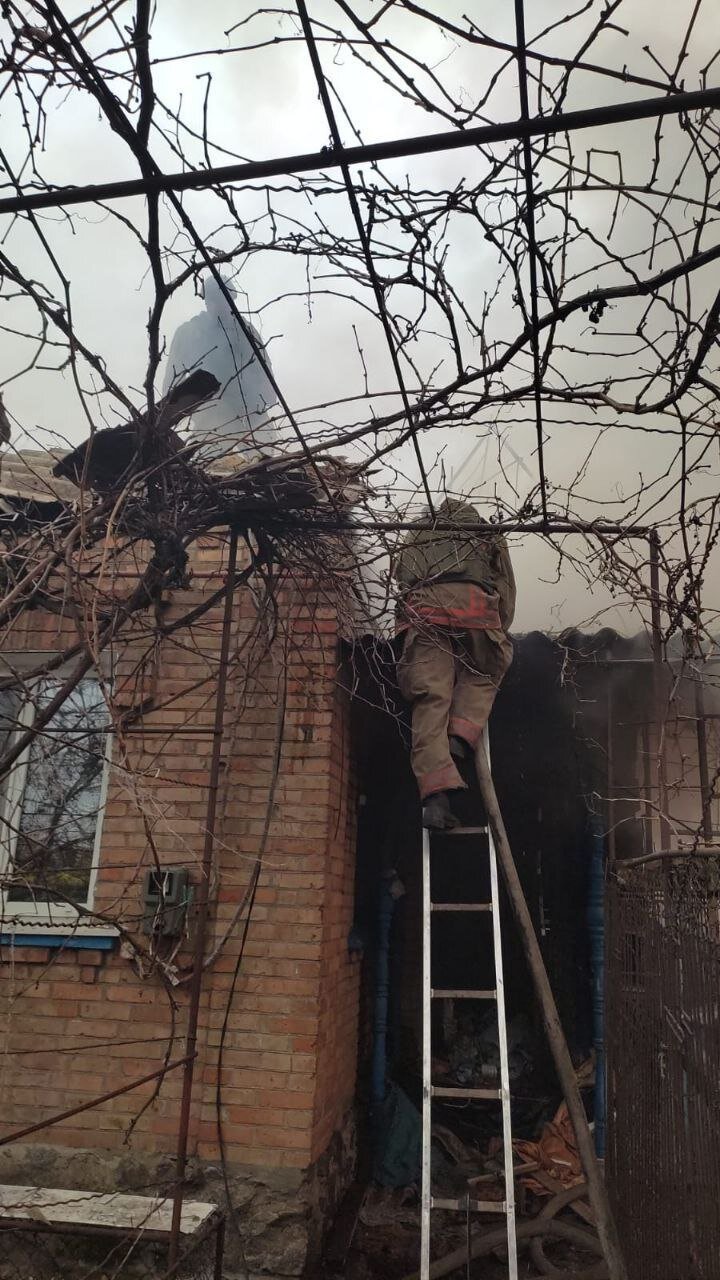 Пожежники ліквідують наслідки російських ударів по Нікопольщині