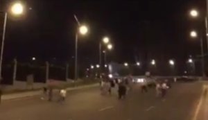 Военные открыли огонь по людям на мосту через Босфор в Стамбуле. ВИДЕО