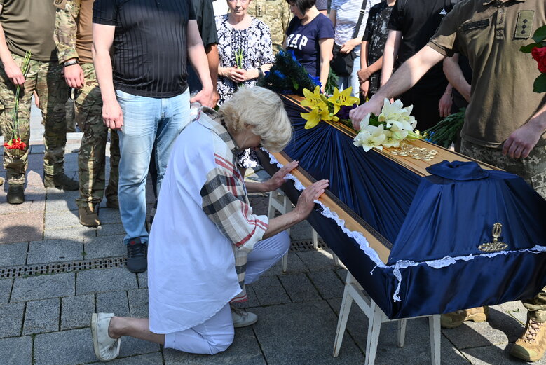 Із загиблим воїном, майданівцем Павлом Каленіченком попрощалися на Майдані Незалежності 27