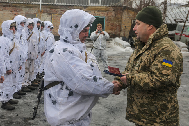 Полторак в зоне ООС вручил ведомственные награды и ценные подарки бойцам 58-й ОМПБр 06
