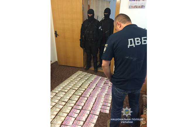 Задержан владелец наркоплантации на Тернопольщине, предложивший полицейскому 200 тыс. грн взятки за непривлечение к ответственности, - НПУ 01