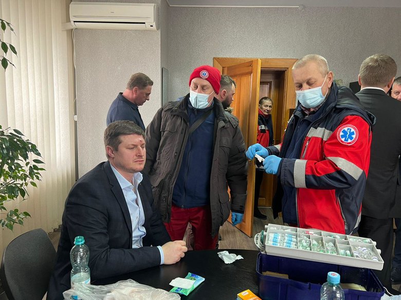 Під час сесії Рівненської міськради побили екснардепа Осуховського 03