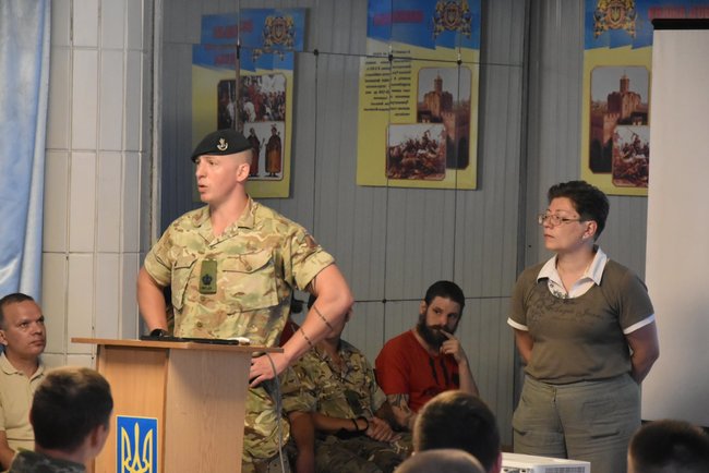 Британські інструктори тренують бійців 28 ОМБр 11