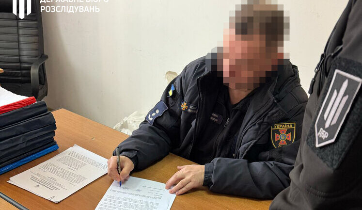 Експосадовець ДСНС нарахував відсутньому підлеглому зарплату на мільйон. Йому оголосили про підозру
