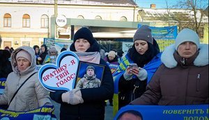 Світлини замість гасел: акція на підтримку військовополонених і зниклих безвісти захисників відбулася у Рівному. ВІДЕО+ФОТОрепортаж