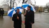 Янукович едет на совещание: прокуроры ждут его на улице под дождем. ФОТО