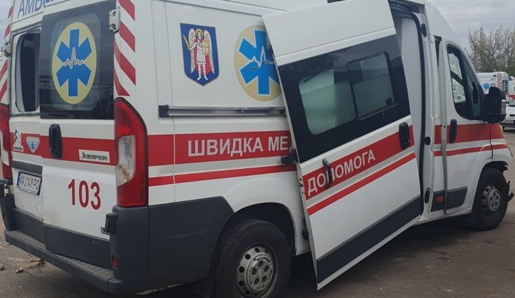 Бригада медиків швидкої допомоги постраждала під час удару РФ по Києву. ФОТОрепортаж