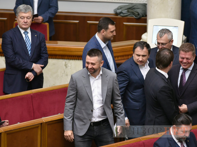Усі обіймаються та обмінюються любязностями, Тимошенко шепочеться, Порошенко задумливий, Разумков розводить руками, - день роботи Ради 7 вересня 19