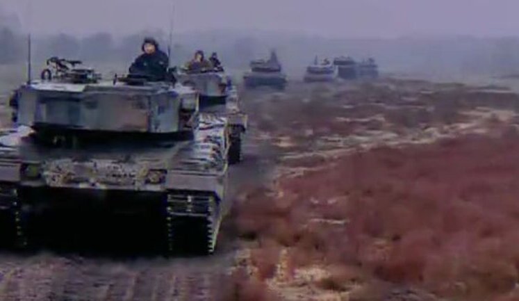 Column of Leopard 2A4 tanks moves along field road in Ukraine. VIDEO