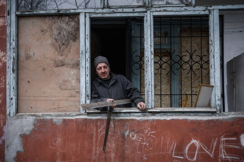 Фоторепортаж из Херсона: артиллерийские снаряды летят в жилые дома 04