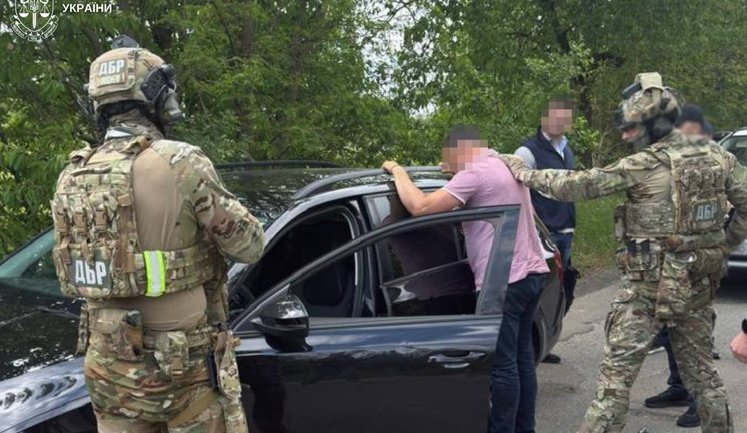 "Закриття справи" СЗЧ і зняття з розшуку за $9 тис. хабаря: викрито ужгородського адвоката. ФОТОрепортаж