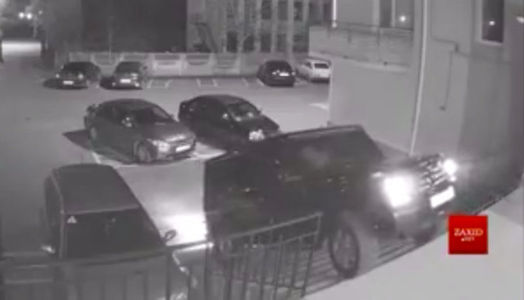 Двое местных депутатов на "Гелендвагене" штурмовали ступеньки крыльца многоэтажки на Львовщине. ВИДЕО