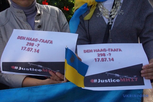 Українці влаштували пікет перед будівлею суду в Гаазі з вимогою покарати винних у трагедії МН17 02