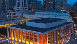 Анну Нетребко, російську оперну співачку, звільнили з Метрополітен-опера