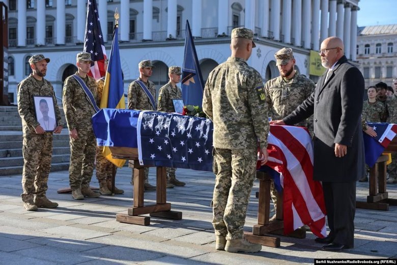 В Киеве простились с добровольцами из США Бенджамином Ю и Спенсером Бернсом Миком
