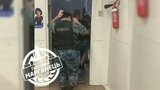 На Дніпропетровщині охорона магазину без масок побила кийками покупця за відмову надіти маску. ВIДЕО