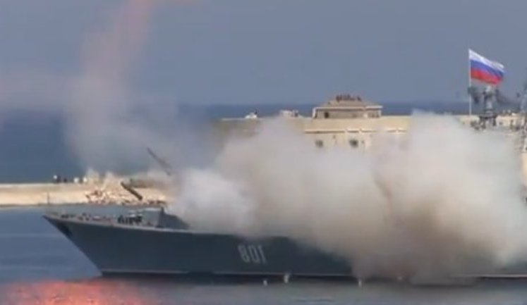 "Что-то пошло не так": В Севастополе на параде оккупантов ко дню ВМФ РФ произошел неудачный пуск ракеты. ВИДЕО