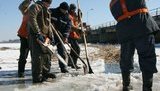 На Харьковщине взрывали лед, чтобы спасти дамбу. ФОТО