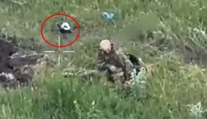 Российский штурмовик среди заросшего поле снимает шлем, бронежилет и ждет атаки украинского дрона. ВИДЕО