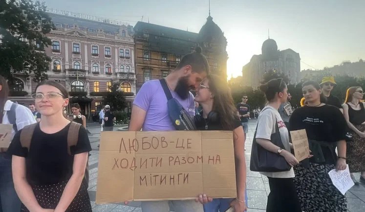 Protests show no sign of abating: for 15 days, Ukrainians have been demanding that Fedorov be reinstated as Defence Minister. PHOTOS