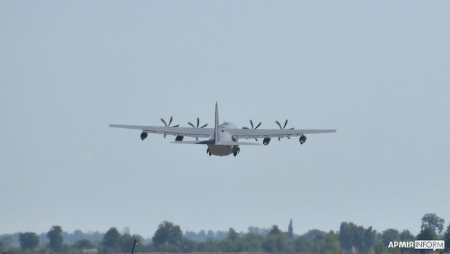 Украинские спецназовцы отработали десантирование с американского самолета МС-130 01
