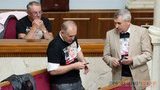 БЮТ пришел в Раду в футболках с Тимошенко: "Янукович, Азаров и Кузьмин представили себя сталинской "тройкой". ФОТО (Обновлено)