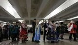 Пенсионеры встречаются на станции киевского метро каждое воскресенье, чтобы потанцевать. ФОТОрепортаж
