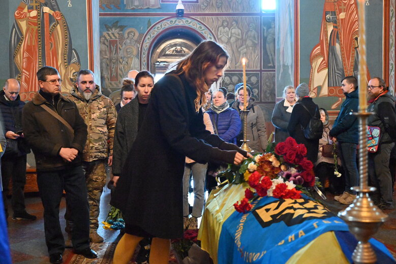 С нацгвардейцем и писателем Максимом Петренко, отдавшим жизнь за Украину, попрощались в Киеве 08