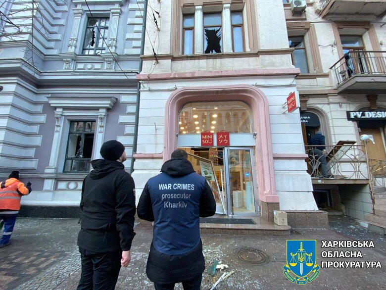 Последствия вражеской атаки дронами на Харьков: повреждены дома, финучреждение, админздания, магазины и аптеки 03